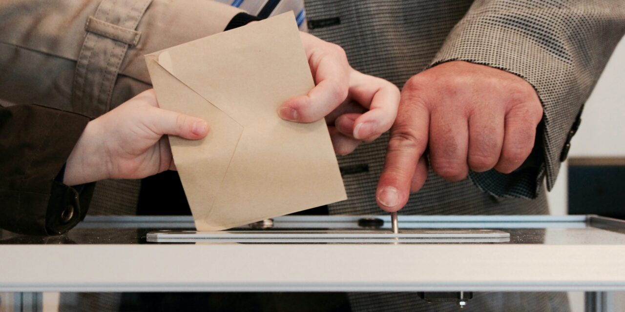 En un escenario de tres fuerzas con un cuarto de electores cada una, ¿conviene pegar primero o polarizar y contener puertas adentro?