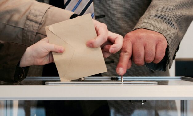En un escenario de tres fuerzas con un cuarto de electores cada una, ¿conviene pegar primero o polarizar y contener puertas adentro?